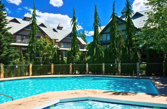 Whistler Village Townhouse–2BD/2BA Walk to Lifts, w/ Pool, HotTub + Free Parking