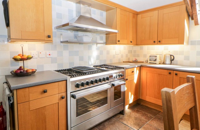 WHISTLEY BARN, pet friendly, character holiday cottage in Blackawton