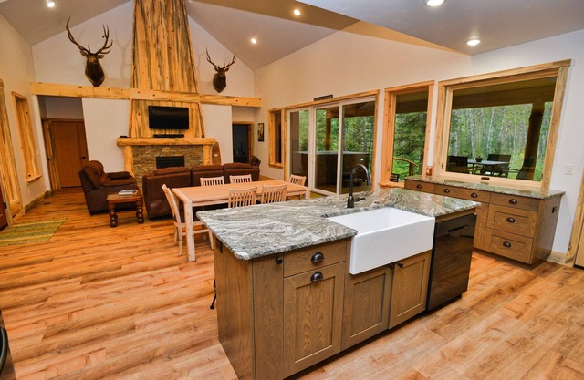 White Bark Lodge - Secluded - 8 person Hot Tub - Fire Pit - WiFi
