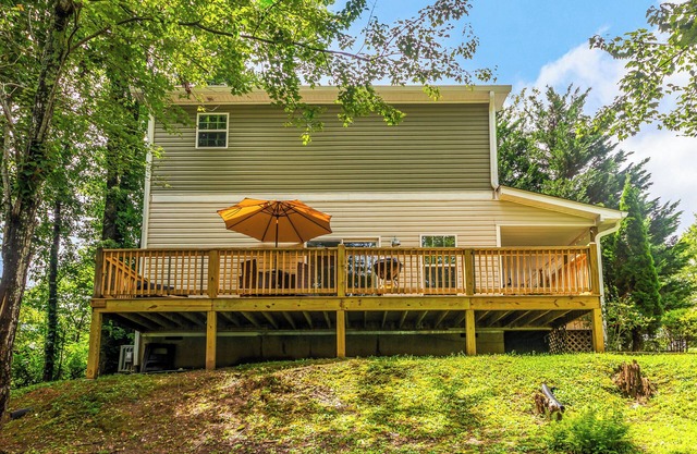 "White Cottage Inn" Charming, Cozy, Convenient!
