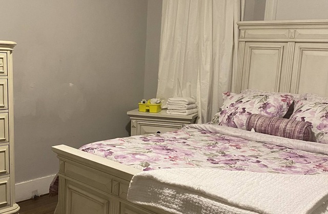 White Cozy Room (1B)