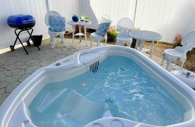 White Feather Suite Hot Tub Private Sleeps 2