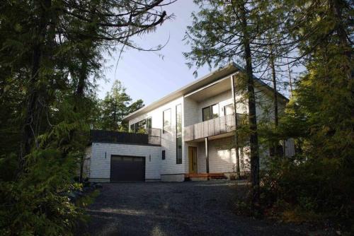 WHITE HAUS Close to beach and trails, Pet friendly