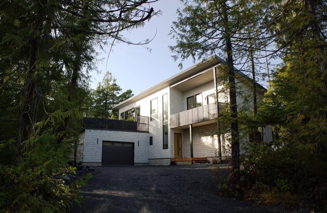 White Haus - Cozy rainforest retreat 5 minutes walk to Big Beach and trails.