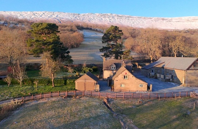 WHITE HAYWOOD FARMHOUSE & BARN, pet friendly in Craswall