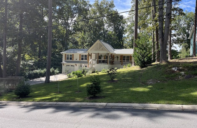 White House on a hill Pet f., close to wedding venues, Roswell, Milton & Canton.
