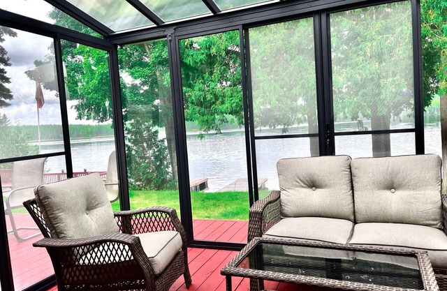 4 season Lakefront cottage where rustic meets luxury