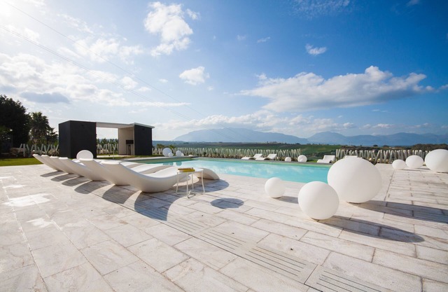 White Luxury Villa with pool and Jacuzzi in the Sicilian Countryside