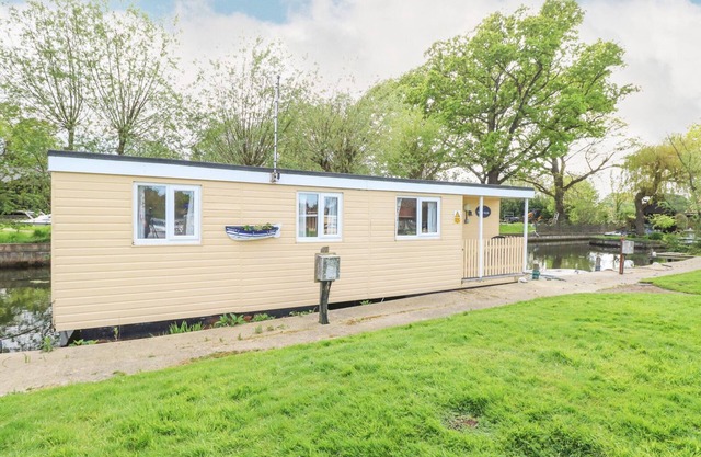 WHITE MOTH, pet friendly, character holiday cottage in Stalham