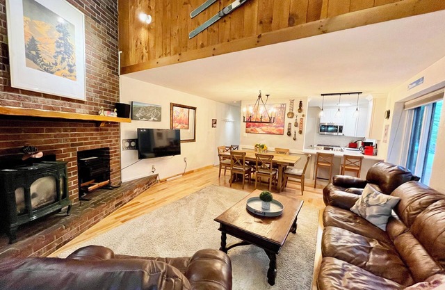 White Mountain Oasis at Attitash - Ski on/off - Attitash Mtn Village Townhouse