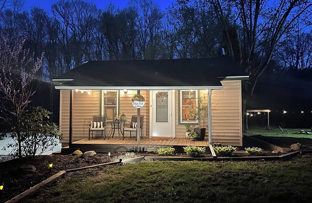 White Oak Cottage and Wi-Fi!! Celebrate the holidays in our country cottage!