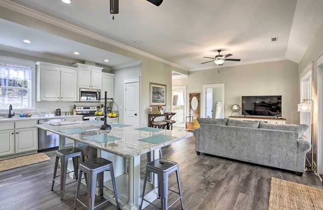 White Oak Creek Home w/ Views, Deck & Pool Access!