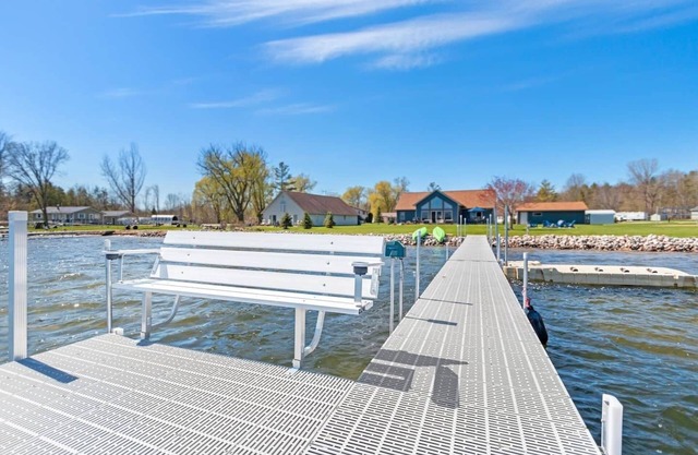 White Potato Lake Waterfront Cottage, familienfreundlich, Neubau