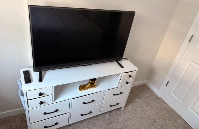 White Private Charm Room near YEG Airport with Shared Bathroom| Shared Kitchen
