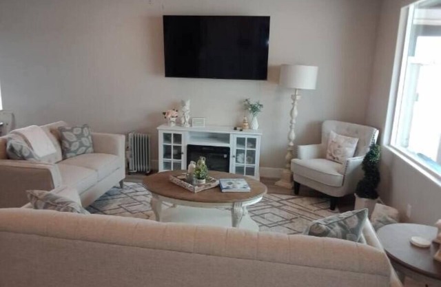 White Rocks-4beds, 3bath,hot tub