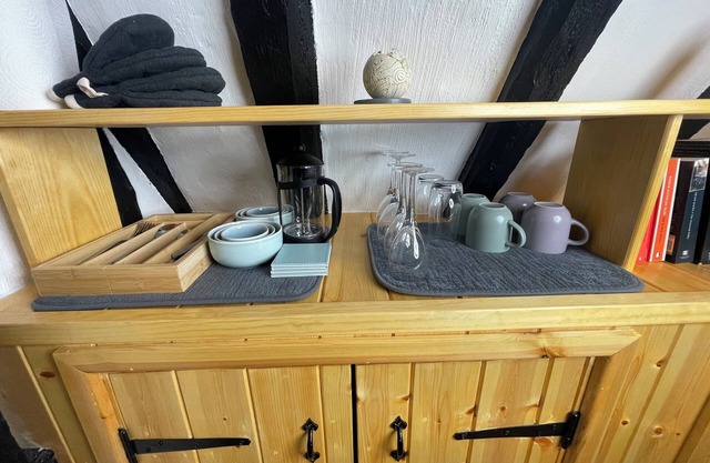White Rose Annex – A Charming Getaway Nested in a Historical Cottage!