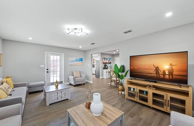 White Sands Haven - Spacious Retreat in Navarre, Florida.