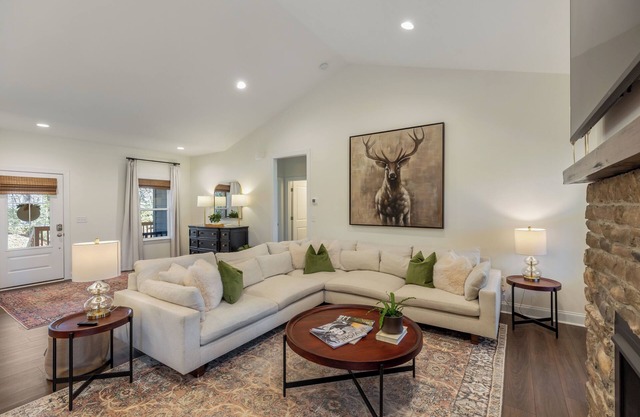 White Squirrel Cottage-beautiful home in Sapphire!