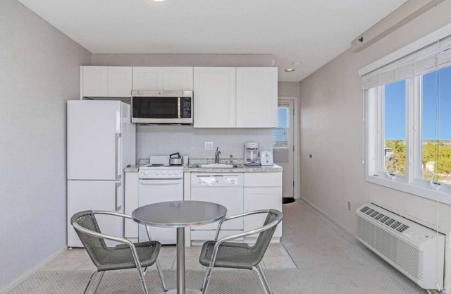 White Studio Apt w/ Balcony, Tub & Ocean view!