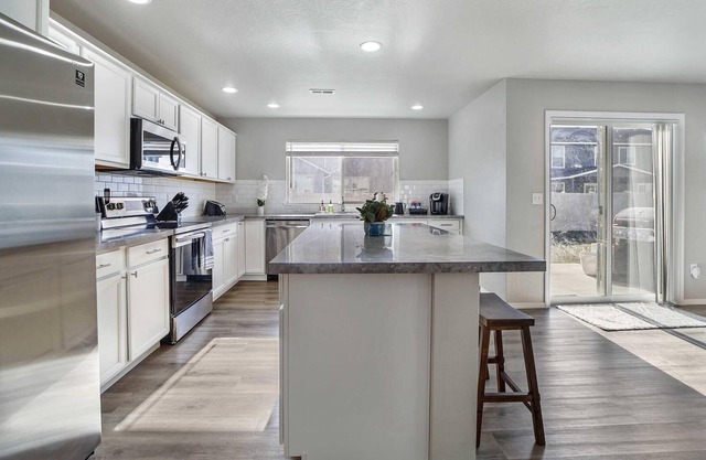 "White Tail Castle" NEW! Sleeps 12 comfortably