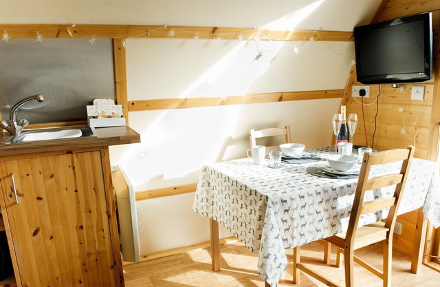 Whitemire Pod, Bowness on Solway with hot tub, close to beach and Hadrian's Wall