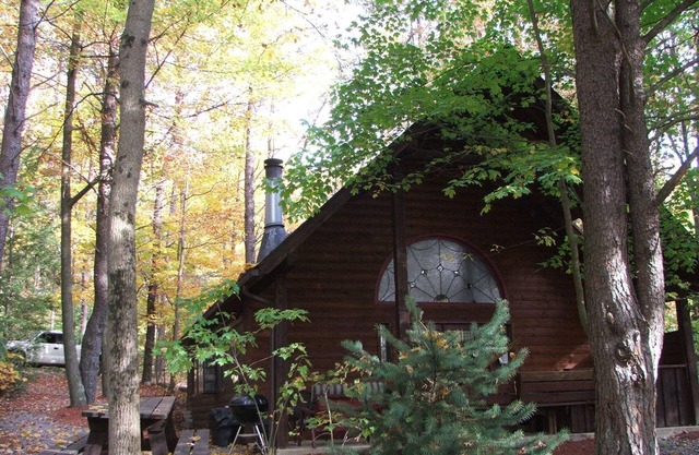 Whitewater Country with Hot Tub, Free WiFi & Indoor Wood Burning Fireplace!