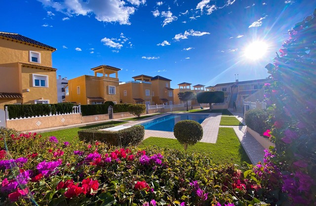 Whole house 4km from the sea and access to 10 free swimming pools, Orihuela Costa