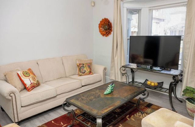 Whole House 15 min from Beach 4-Beds sleeps 8
