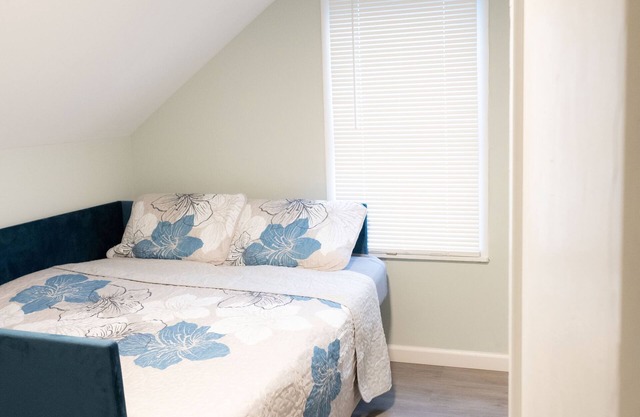 Whole house 3/2 near restaurants and state park, pets welcome