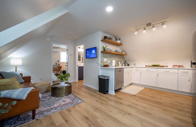 *Whole House* | 4-BR Home | 2 Kitchens + Free WiFi