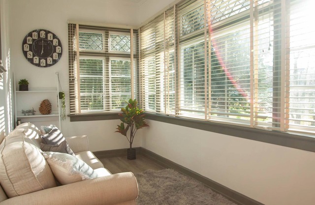 Whole house, modern, spacious and close to town center, free wifi and parking