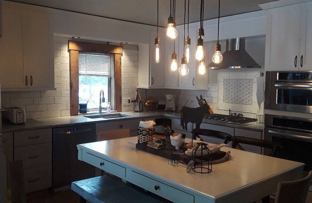 Whole house w/ Open plan; reno'd farmhouse style home w/ cozy interiors. Dogs OK