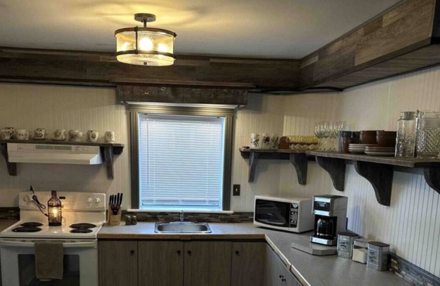 Whole house w/ picturesque mountain views, super close to beach & hiking trails!