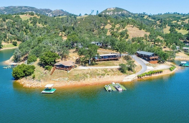 Whole Peninsula (6 houses with 1 studio and 3 boat docks)