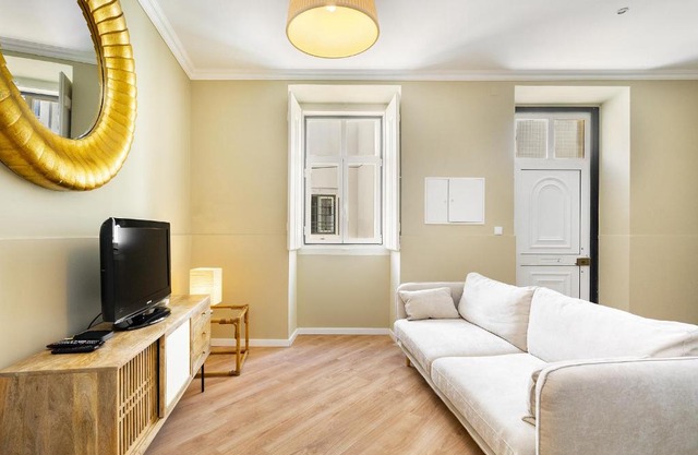 WHome Urban Comfort: 1-BR near Airport & Train Station
