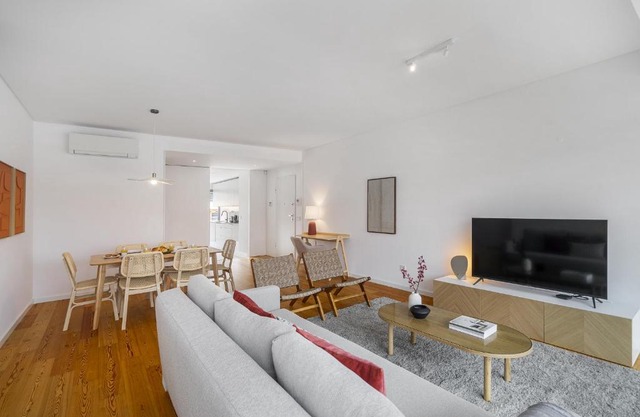 WHome Urban Retreat w/Parking, Elevator & AC by Benfica Stadium