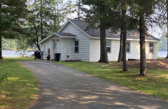 WI River-Boom Lake cottage on spacious lot, water on 3 sides, kayaks, fire pit