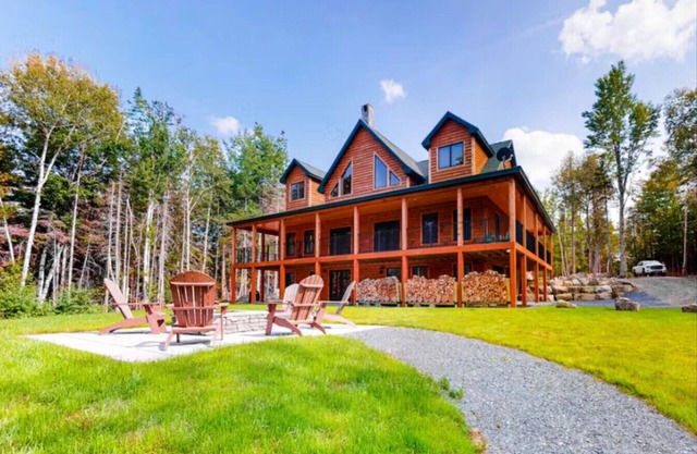 Wicked Moose Cabin* Waterfront*Sleeps 12* Hottub*