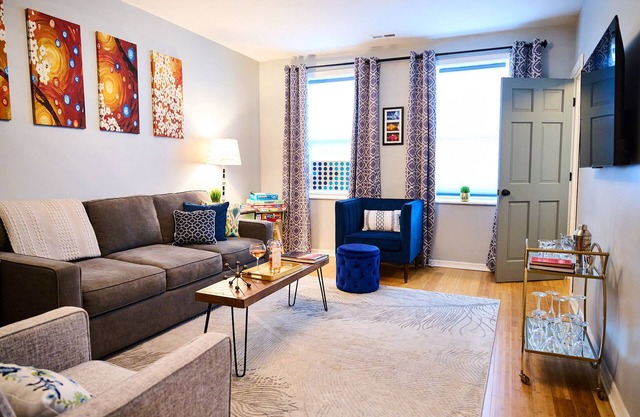 Wicker Park 2Bdrm Near Downtown & Salt Shed Weekend Special 229.00 Sept 8 - 10