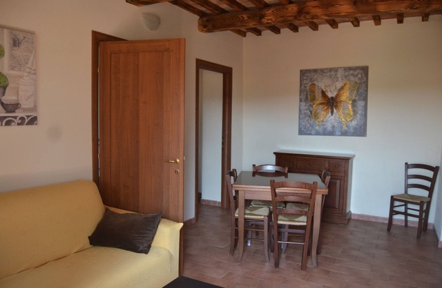 PISO AMPLIO con jardín privado, piscina, tenis, 8 km del mar