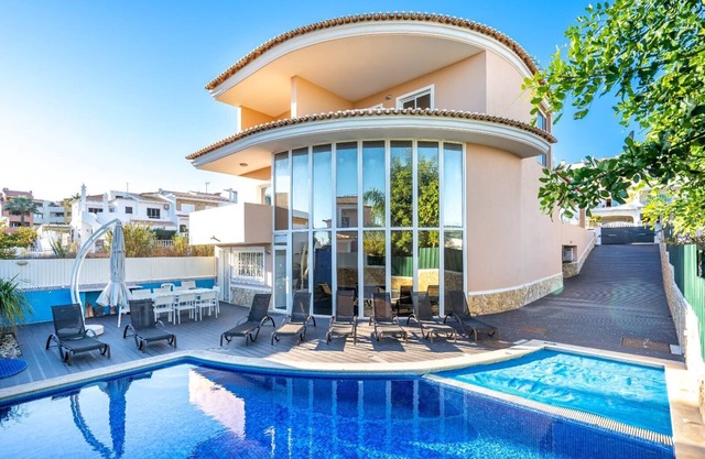 Beheizte Pool- und SPA-Villa, Meerblick, in ruhiger Zone im Zentrum von Albufeira, 12 / 14p