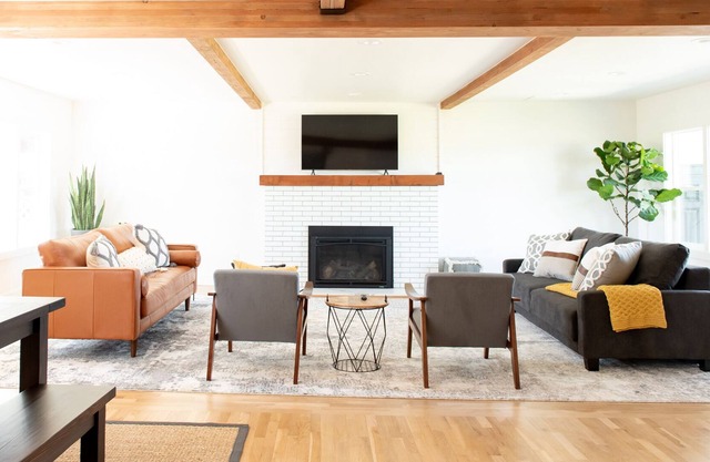 Wide Open Spaces and Views! Beautiful, spacious 3bdr Farmhouse