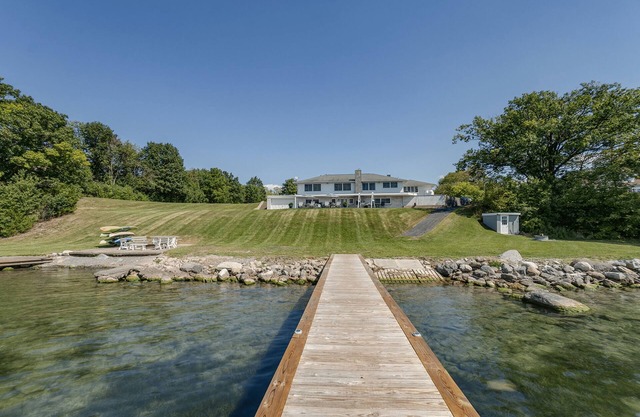 NEU! Geräumiges Haus am Seneca Lake mit über 200 'privater Seeseite