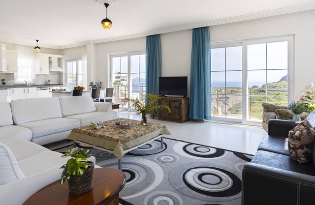 Wide view rooms w/walking distance to the fameous Camel Beach