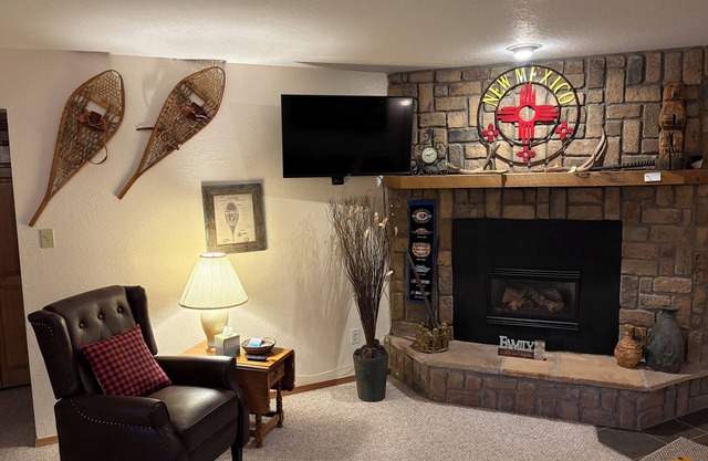 WiFi..Clean & Updated 2 Schlafzimmer, 2 Badezimmer w / Dish Network, Grill, Reise Schließfach
