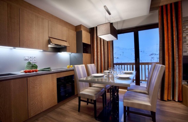 Wifi, 50m bis zum stadtzentrum, fitness, schwimmbad, sauna, hammam, balkon, fernseher