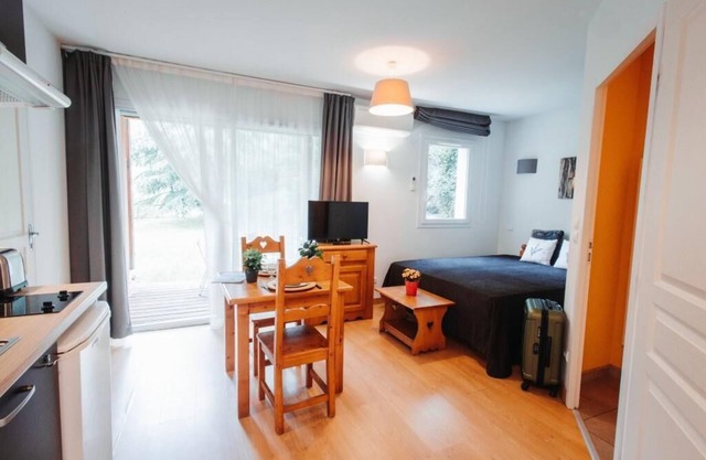 Fläche: ca. 23 m². Wohnzimmer mit Schlafsofa oder Doppelbett. K����chenzeile mit Kaffeemaschine