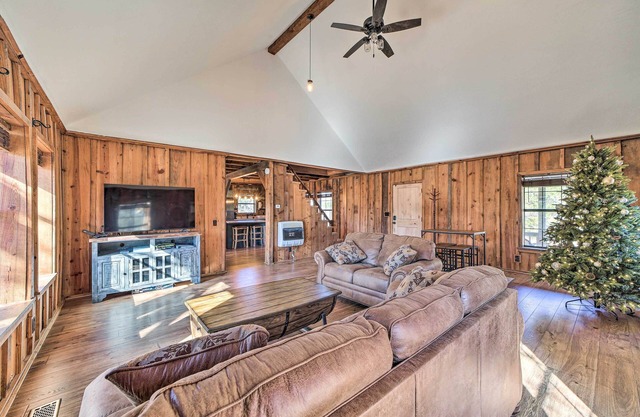 Wilburton Cabin w/ Fire Pit, Mountain Views!