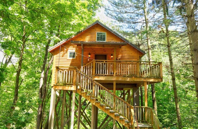 Wild Cherry Treehouse by Amish Country Lodging