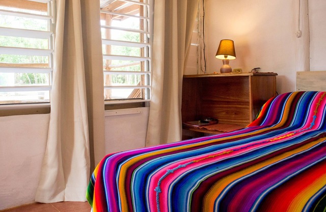 Kleine gemütliche Cabana in einem tropischen Bauernhof, mit Pferden im Garten